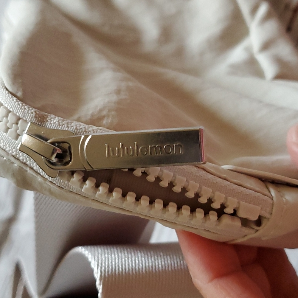 🆕️ LULULEMON EVERYHERE BELT BAG - WHITE OPAL - Picture 10 of 14